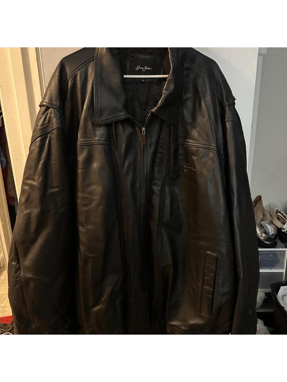 Vintage Sean John black leather jacket with large 3D logo on back size 6X